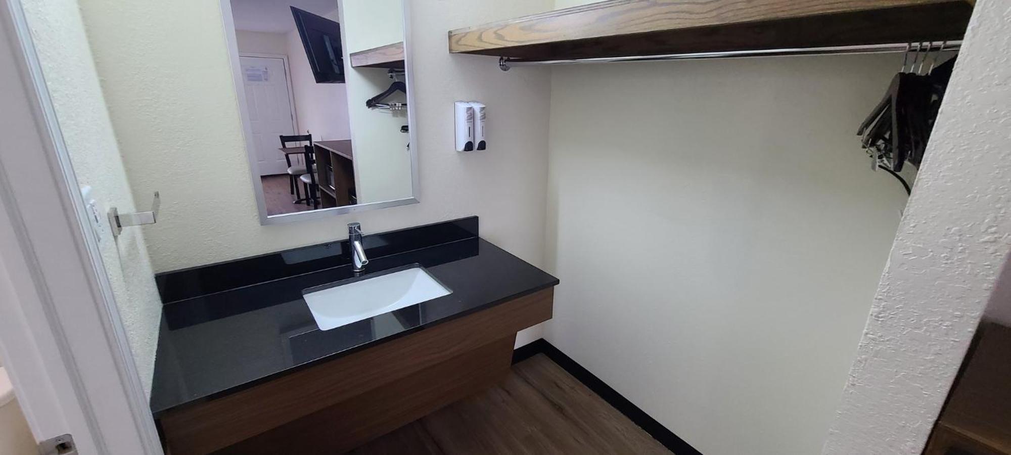 Red Roof Inn Байрън Екстериор снимка